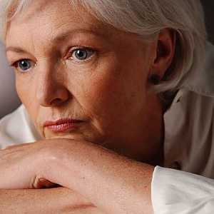 Menopauza prematura poate fi asociata cu statutul social și obiceiuri proaste