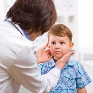 Limfatici noduri în gât la copii: de ce se întâmplă și cum să trateze
